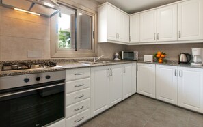 Køleskab, mikrobølgeovn, ovn, kogeplade