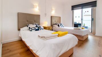 3 slaapkamers, een strijkplank/strijkijzer, gratis wifi, beddengoed
