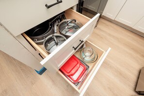 Deluxe-huoneisto, lanai, näköala kanavalle | Yksityinen keittiö | Mikroaaltouuni, uuni, liesi, vedenkeitin