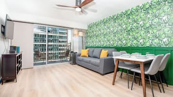 Bloc d'apartaments Deluxe, pati hawaià, vistes al canal | Sala d'estar