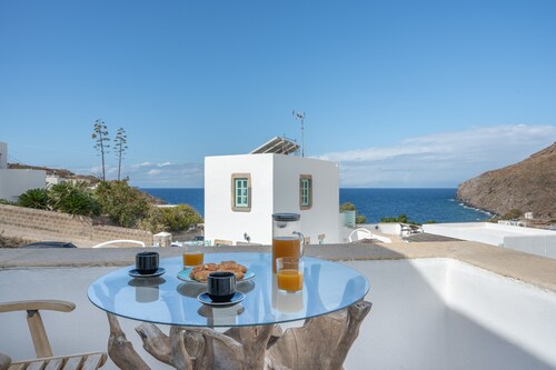 Room 'Double  Sea View No 1' with Sea View, Wi-Fi and Air Conditioning