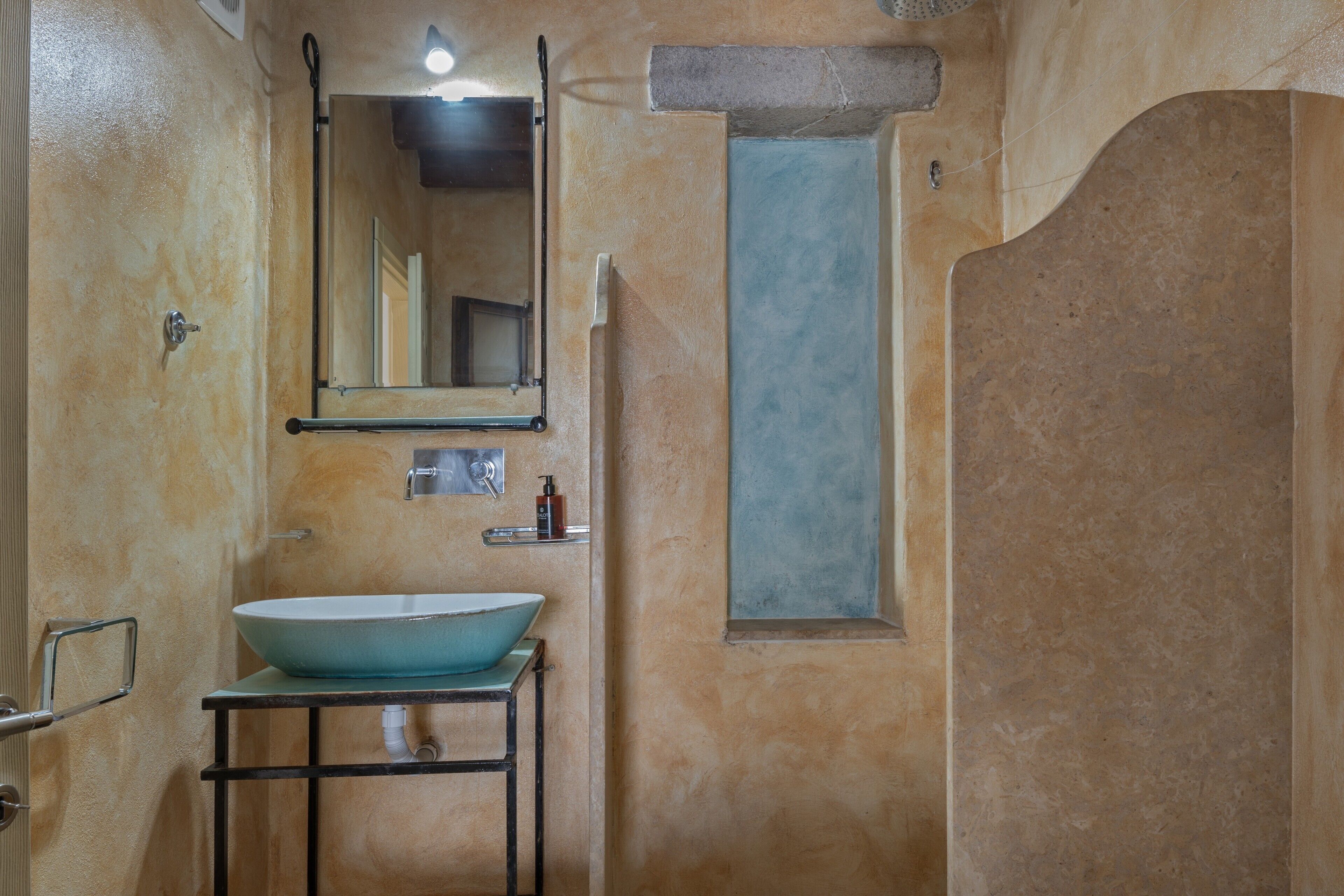 Douche, sèche-cheveux, serviettes fournies