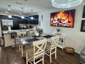Dining - Prime Urban Home Close To Downtown Jacksonville  (Jacksonville)