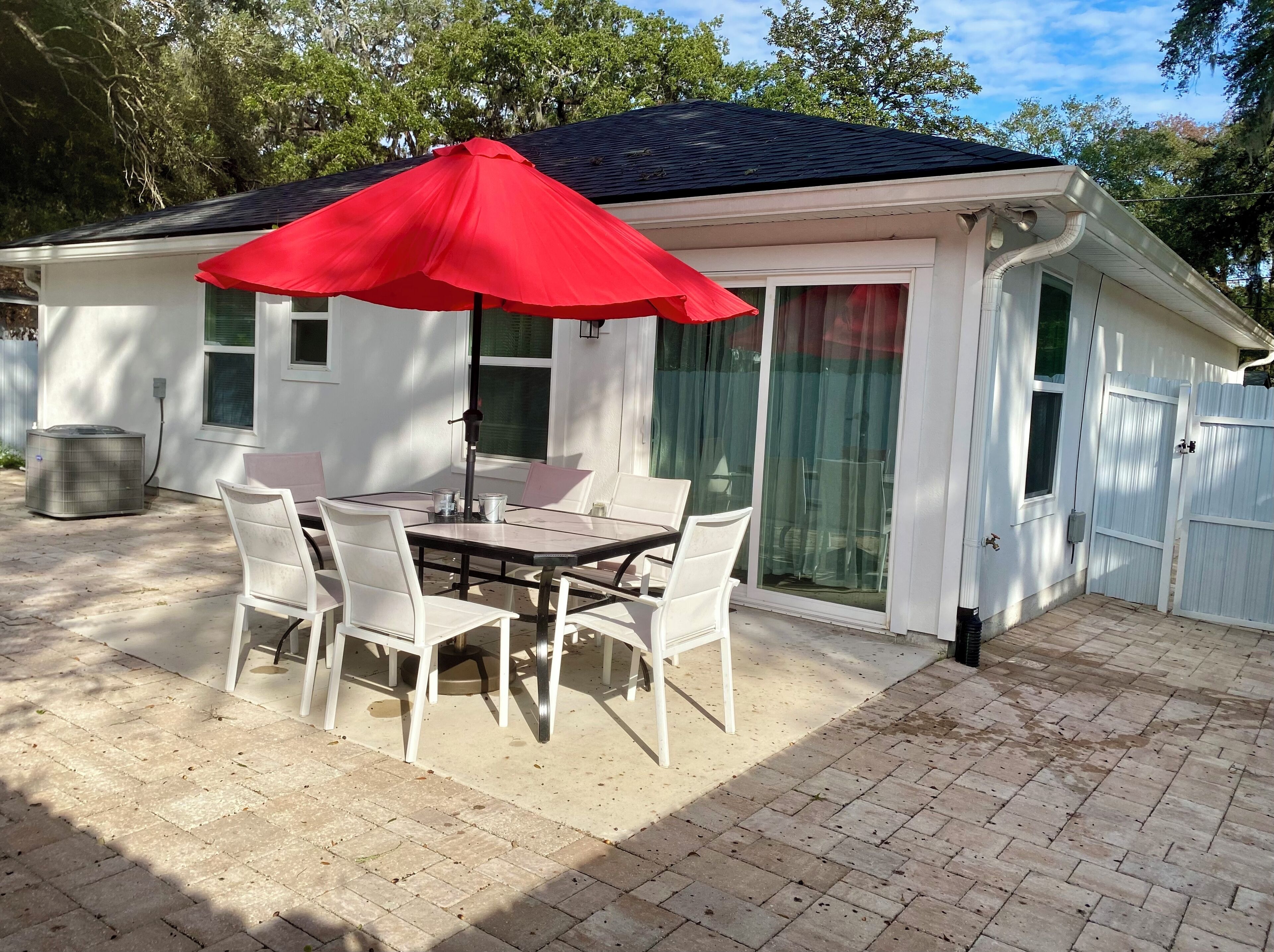 屋外ダイニングエリア