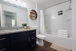 Shower, hair dryer, towels, soap - Prime Urban Home Close To Downtown Jacksonville  (Jacksonville)