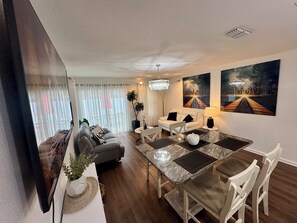 Smart TV - Prime Urban Home Close To Downtown Jacksonville  (Jacksonville)