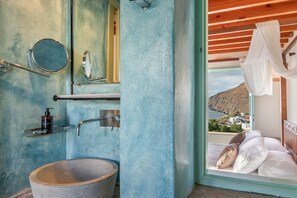 Shower, hair dryer, towels - Room 'Double  Sea View  No 4' with Sea View, Wi-Fi and Air Conditioning (Patmos)