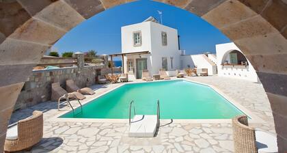 Room 'Triple Pool View No 4' with Shared Pool, Wi-Fi and Air Conditioning