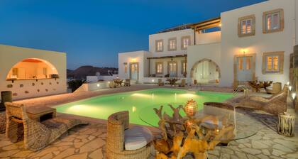 Habitación 'Triple Pool View No 4' con piscina compartida, Wi-Fi y aire acondicionado.