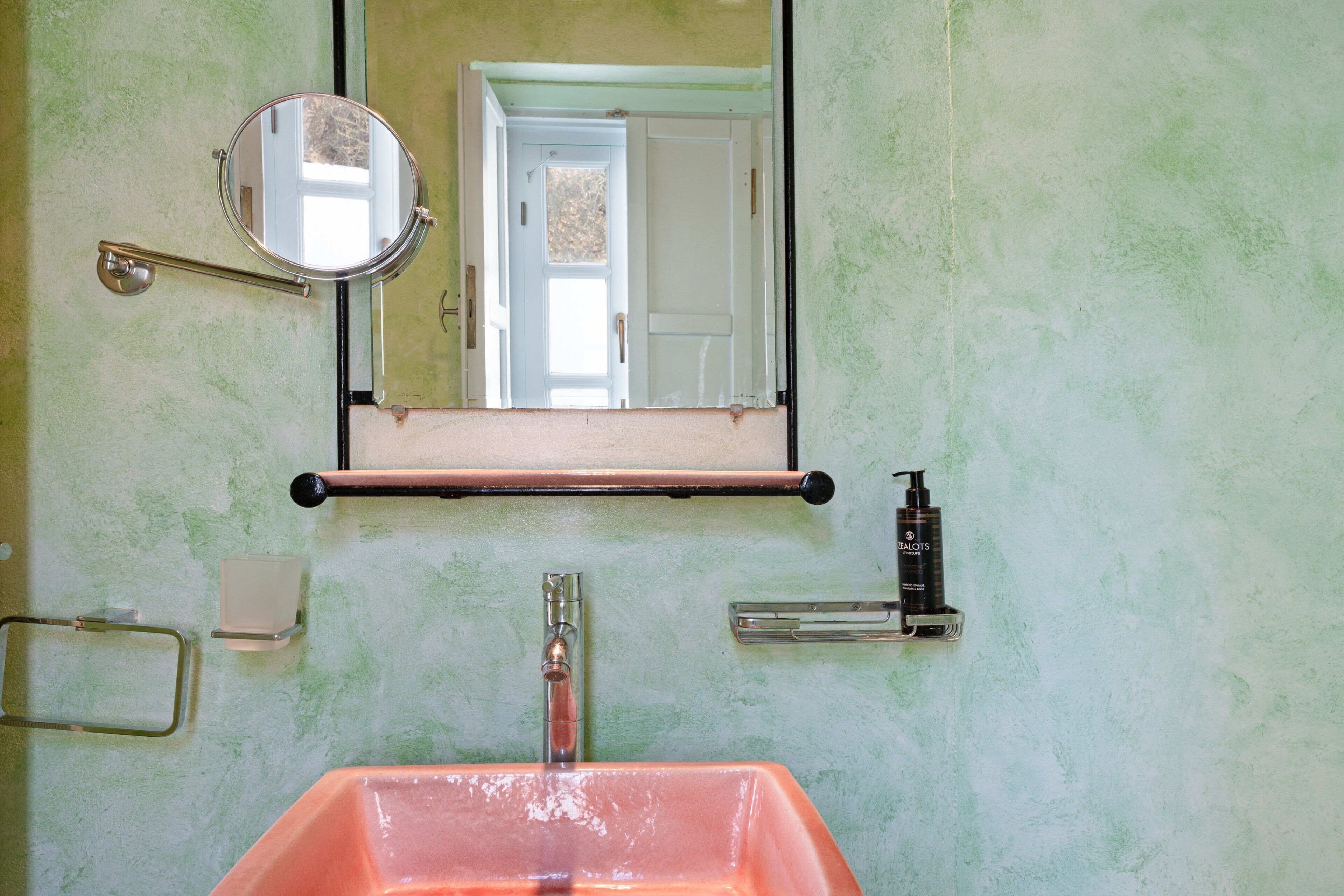 Regadera, secadora de cabello, toallas 