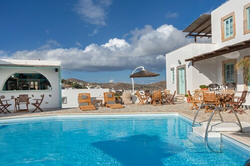 Room 'Triple  Pool View No 1' with Shared Pool, Wi-Fi and Air Conditioning