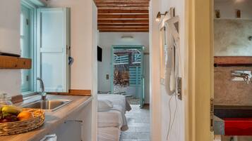 1 habitación, tabla de planchar con plancha, wifi gratis y ropa de cama