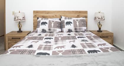 Cozy Bear Den Rustic Cabin