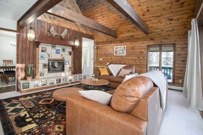 Smart TV, fireplace - Alaska Dream 7b4b Cozy Cabin in the Heart of Fairbanks (College)