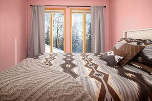 6 dormitorios, escritorio, tabla de planchar con plancha y cuna de viaje