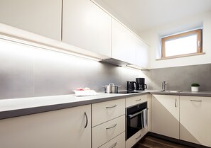 Kühlschrank, Mikrowelle, Ofen, Herdplatte