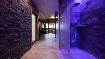 Douche, sĂšche-cheveux, serviettes fournies