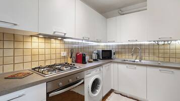 Een koelkast, een microgolfoven, een oven, een kookplaat