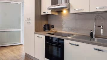 Fridge, oven, stovetop, coffee/tea maker