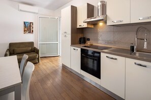 Fridge, oven, stovetop, coffee/tea maker