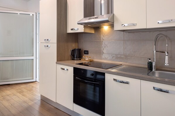 Fridge, oven, stovetop, coffee/tea maker