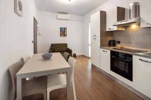 Fridge, oven, stovetop, coffee/tea maker