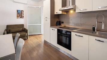 Fridge, oven, stovetop, coffee/tea maker