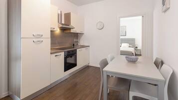 Kühlschrank, Ofen, Herdplatte, Wasserkocher mit Kaffee-/Teezubehör