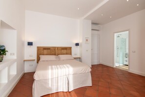 1 bedroom, free WiFi, bed sheets - Bed and Breakfast 'Camera Matrimoniale Vista Lago' with Mountain View, Pool and Wi-Fi (Domaso)
