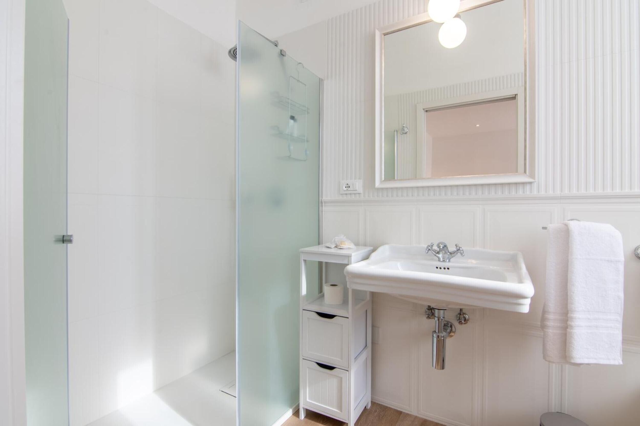 Douche, sèche-cheveux, serviettes fournies