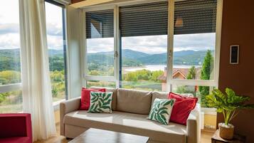 Een televisie, een open haard en een tafeltennistafel