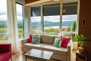 TV, fireplace, table tennis - Villa 'Casa El Rasillo' with Lake View, Private Terrace and Wi-Fi (El Rasillo de Cameros)