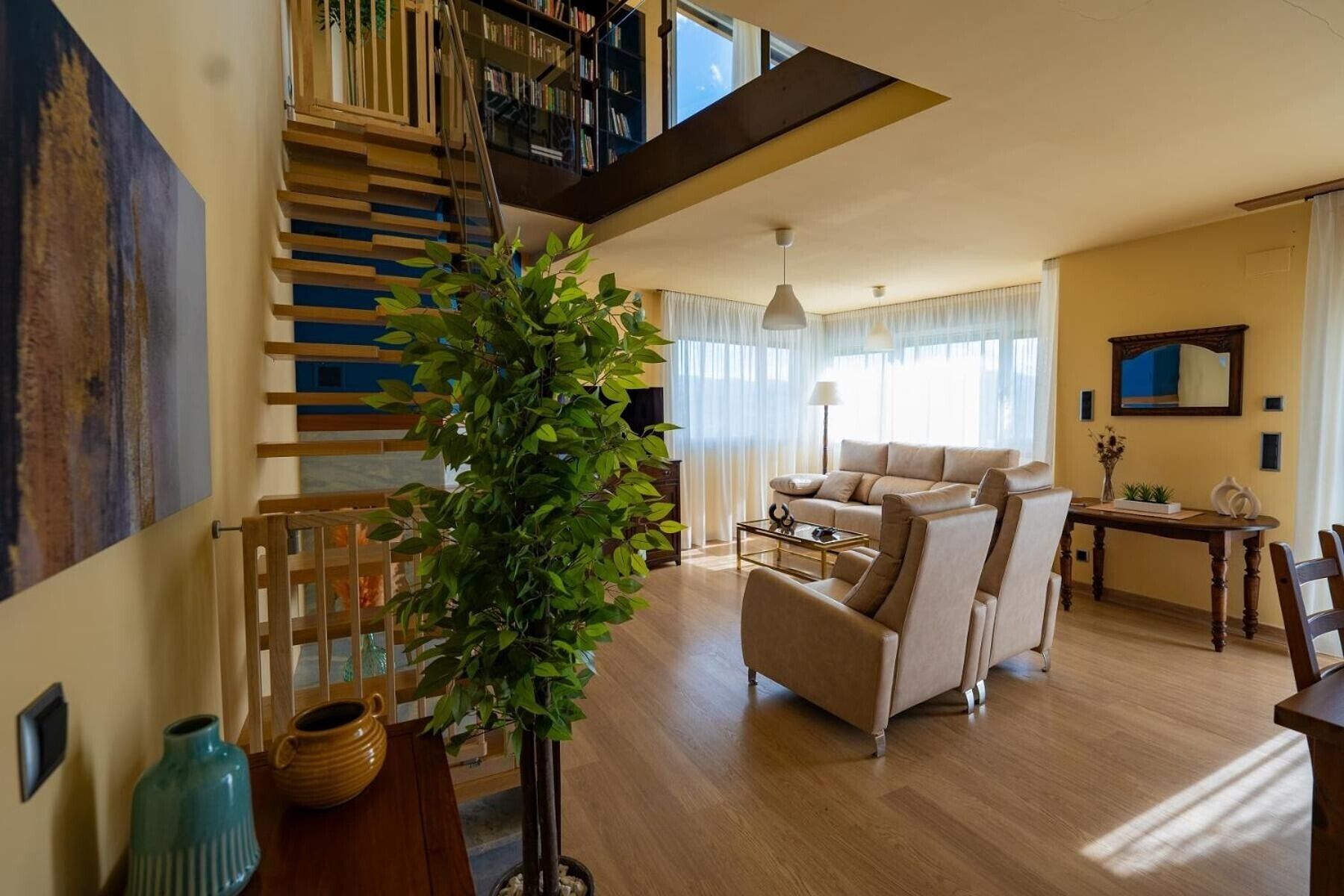 Una televisión, una chimenea, una mesa de tenis de mesa