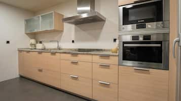 Frigorifero, microonde, forno, piano cottura