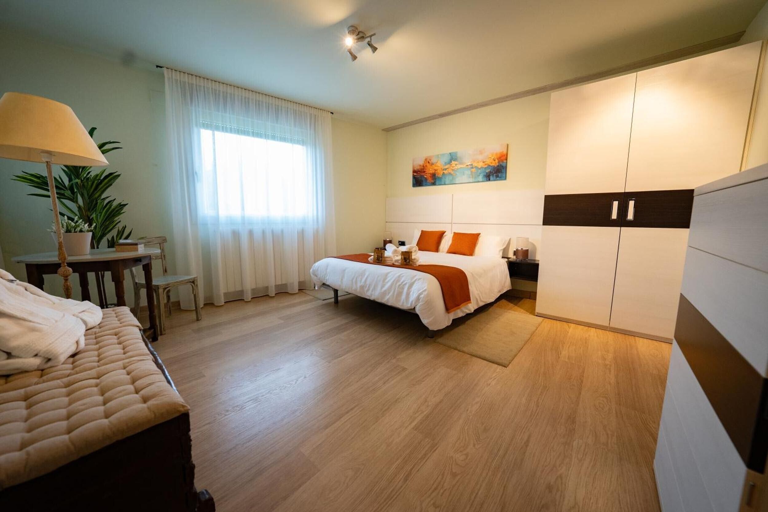 4 slaapkamers, een strijkplank/strijkijzer, gratis wifi, beddengoed