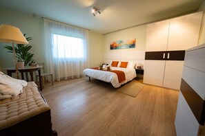 4 bedrooms, iron/ironing board, free WiFi, bed sheets - Villa 'Casa El Rasillo' with Lake View, Private Terrace and Wi-Fi (El Rasillo de Cameros)