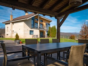 Outdoor dining - Villa 'Casa El Rasillo' with Lake View, Private Terrace and Wi-Fi (El Rasillo de Cameros)