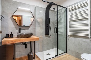 Ducha, secador de pelo y toallas