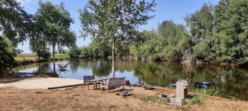 Bed and Breakfast &#x27;Chambre 3 Et 4&#x27; with Lake View, Shared Pool and Shared Garden