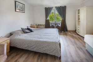 2 bedrooms, bed sheets - Bed and Breakfast 'Chambre 3 Et 4' with Lake View, Shared Pool and Shared Garden (Champsac)