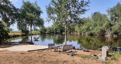 Alojamiento y desayuno 'Chambre 3 Et 4' con vistas al lago, piscina compartida y jardín compartido