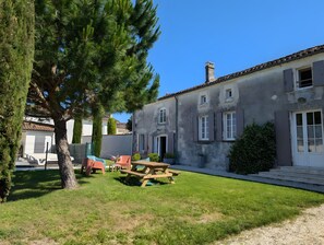 Outdoor dining - Holiday Home 'La Bonne Chauffe' with Shared Pool, Private Terrace and Wi-Fi (Verrières)