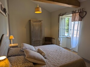 6 bedrooms, iron/ironing board, free WiFi, bed sheets - Holiday Home 'La Bonne Chauffe' with Shared Pool, Private Terrace and Wi-Fi (Verrières)