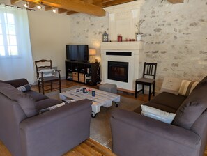 Téléviseur, foyer, table de ping-pong, chaîne audio