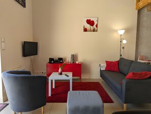 Téléviseur, foyer, table de ping-pong, chaîne audio