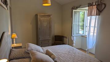 6 bedrooms, iron/ironing board, free WiFi, bed sheets