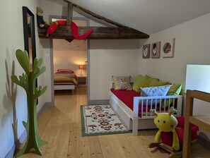 4 bedrooms, iron/ironing board, free WiFi, bed sheets - Holiday Home 'La Bonne Chauffe - Serpentin' with Shared Pool, Private Terrace and Wi-Fi (Verrières)