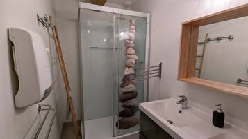 Shower, hair dryer, towels