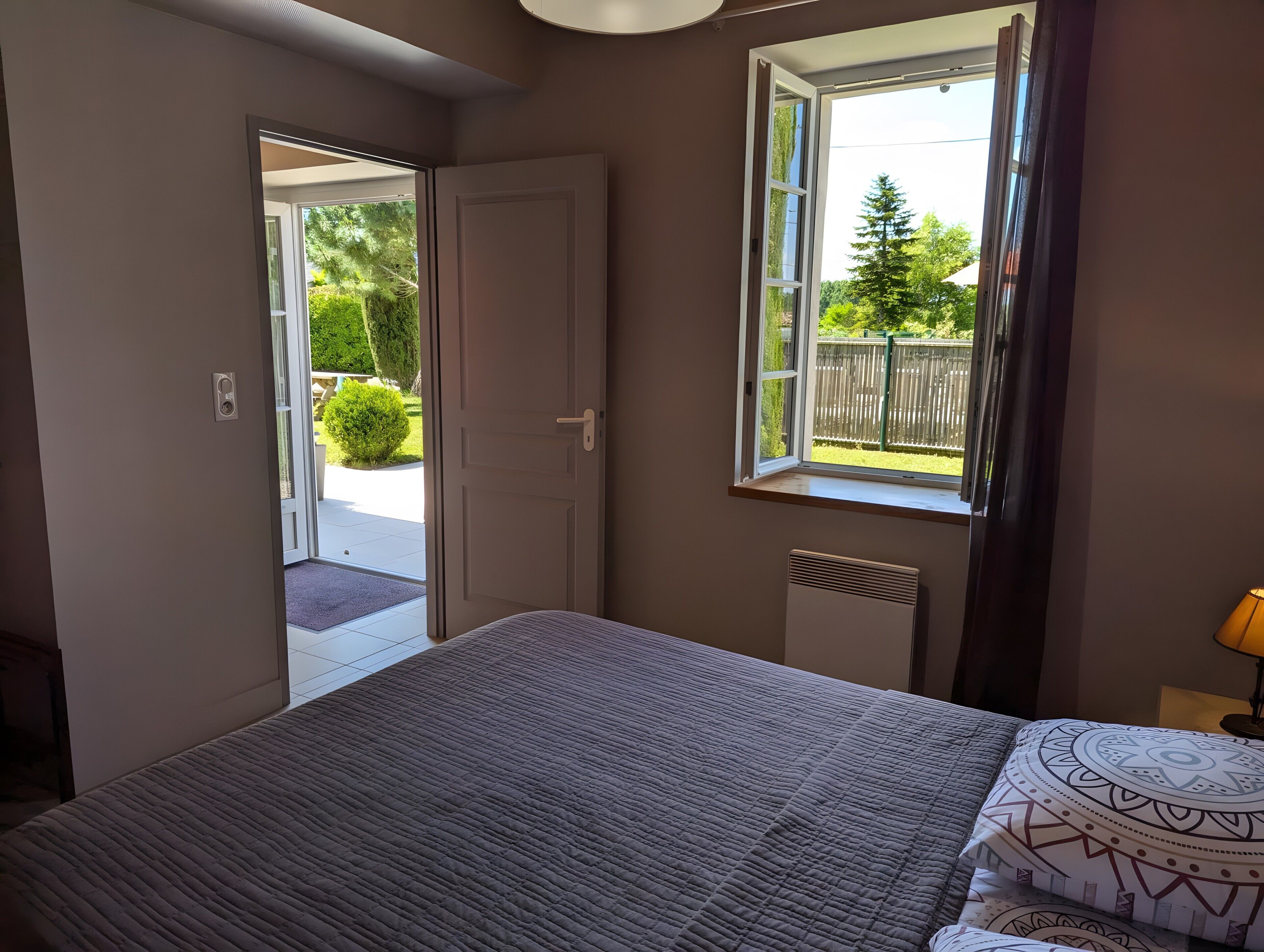 2 chambres, fer et planche à repasser, Wi-Fi gratuit, draps fournis