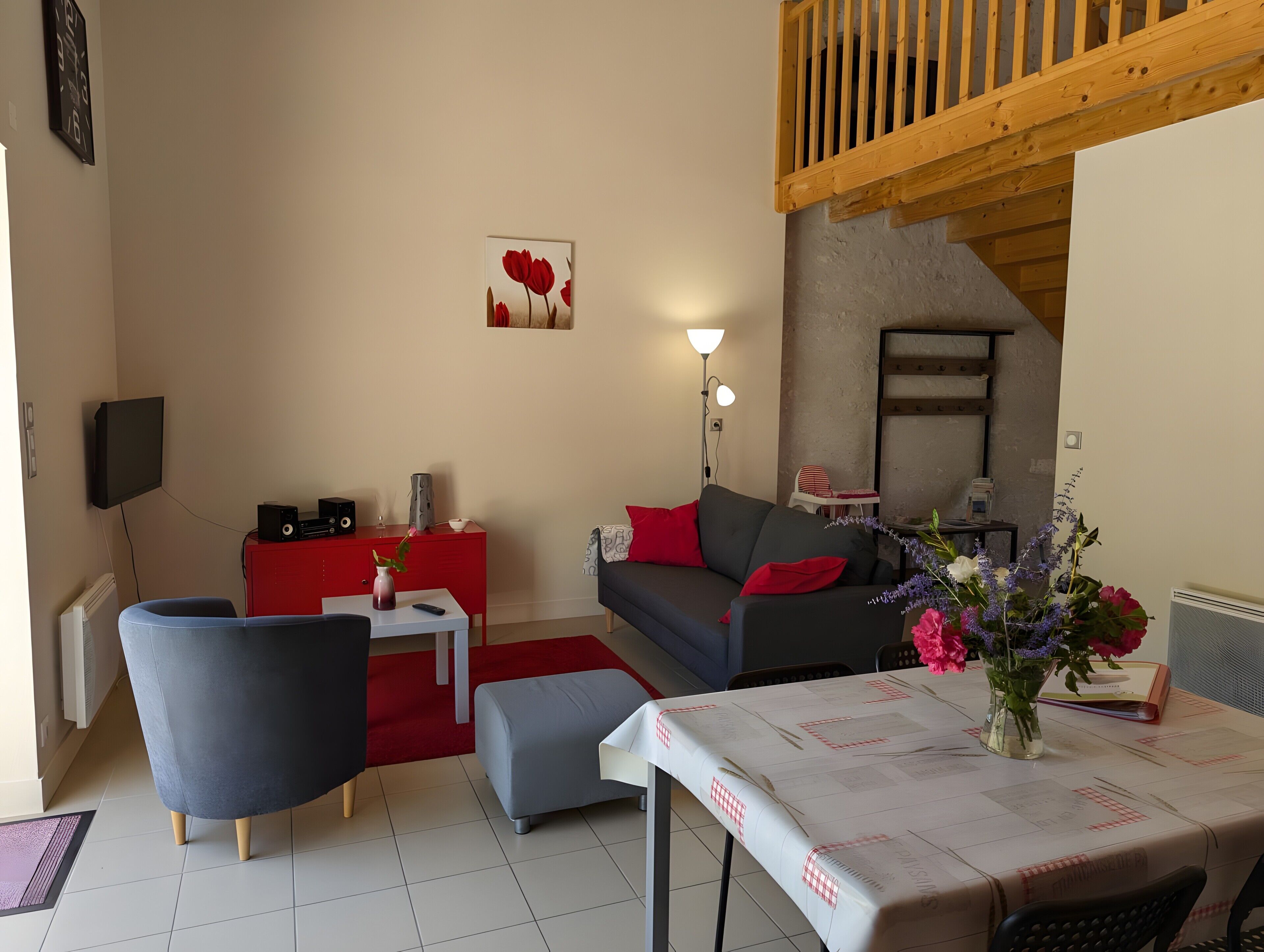 Tv, ett bordtennisbord och en stereo